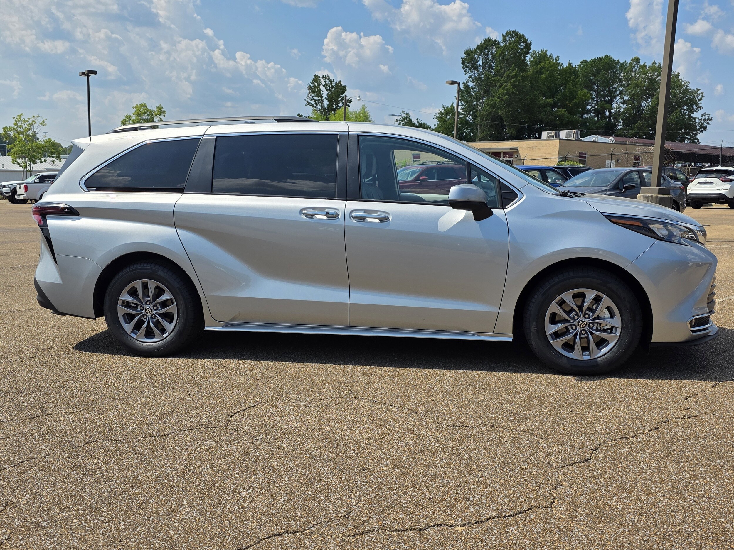 2024 Toyota Sienna XLE photo 3