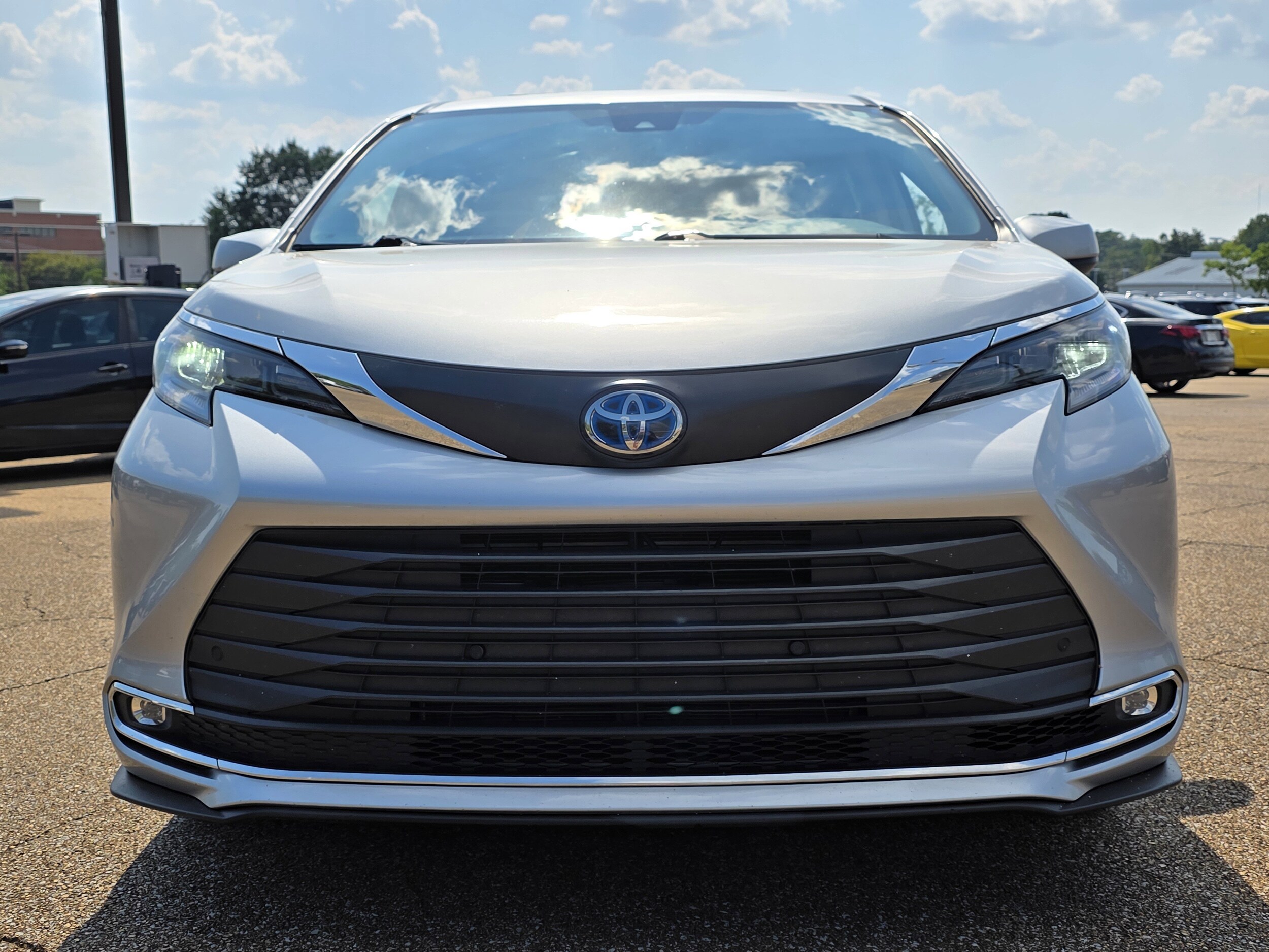 2024 Toyota Sienna XLE photo 2