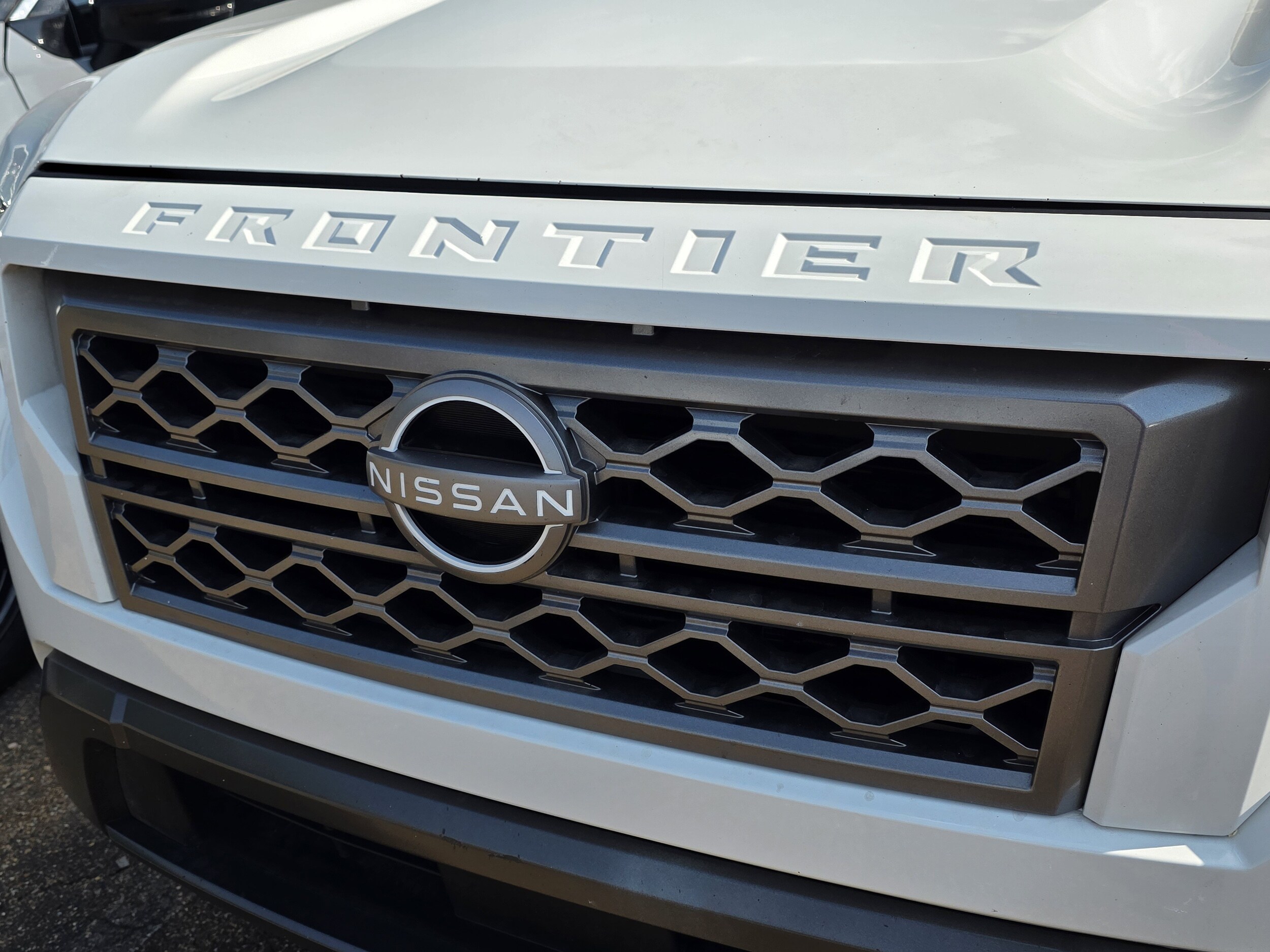 2024 Nissan Frontier SL photo 4