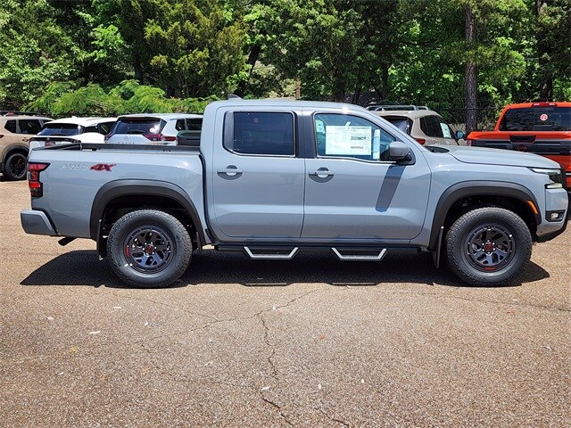 2025 Nissan Frontier PRO-4X photo 2