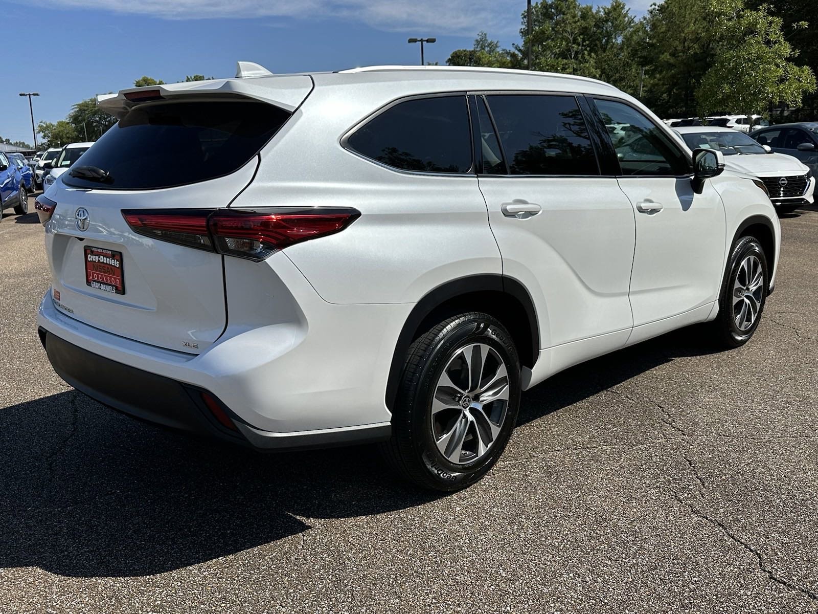 Used 2022 Toyota Highlander XLE with VIN 5TDGZRAH6NS539529 for sale in Jackson, MS