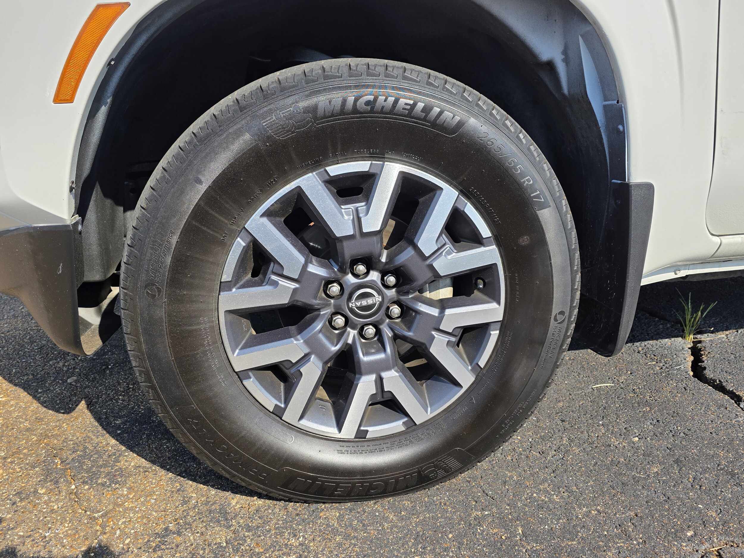 2024 Nissan Frontier SL photo 3