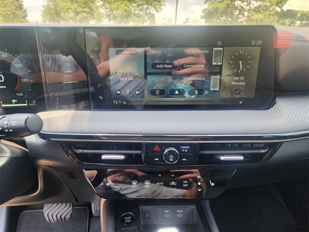 2025 Nissan Kicks SR photo 2