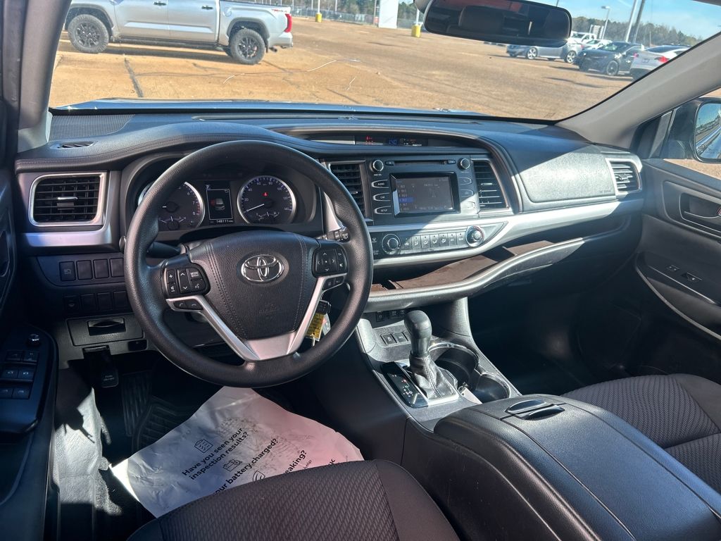 2019 Toyota Highlander LE photo 2