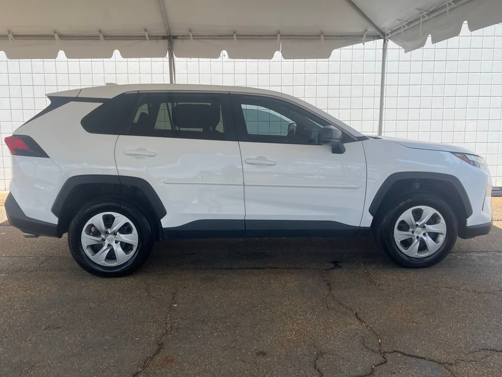 2023 Toyota RAV4 LE photo 3
