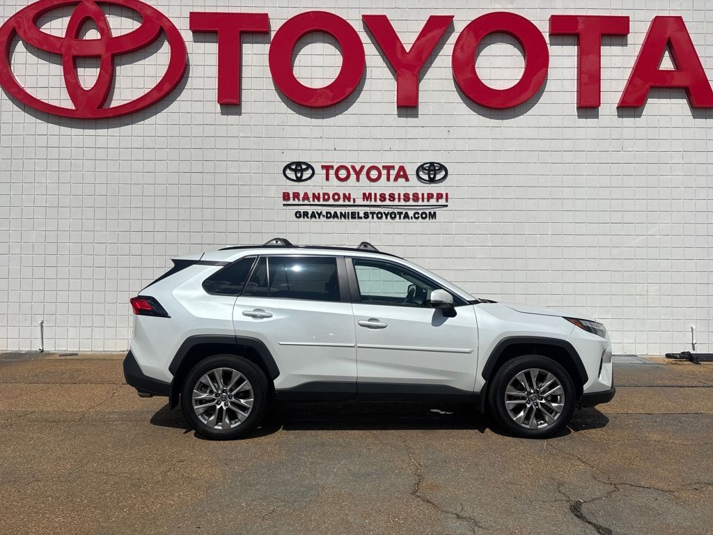 2024 Toyota RAV4 XLE Premium photo 3