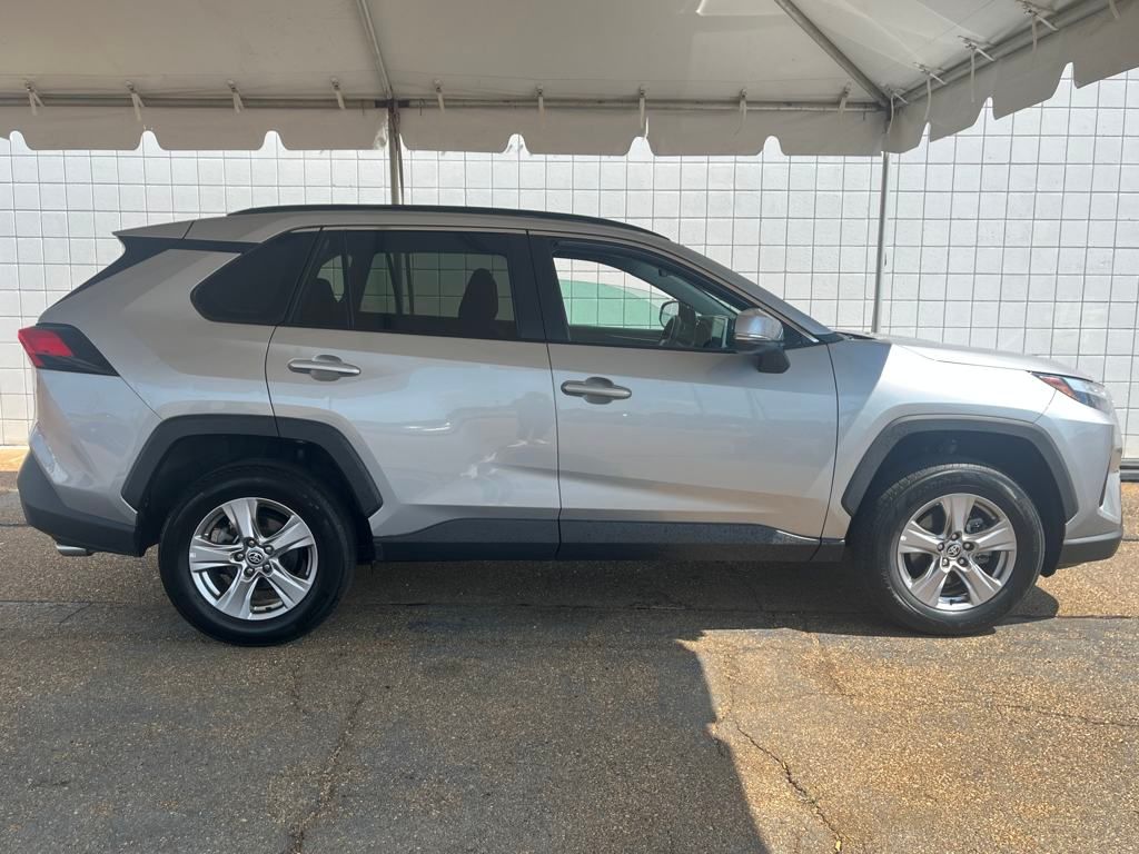 2023 Toyota RAV4 XLE photo 3