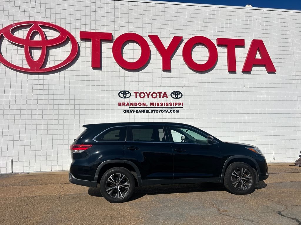 2019 Toyota Highlander LE photo 4