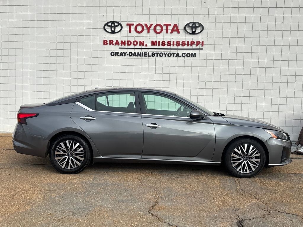 Used 2023 Nissan Altima 2.5 SV Sedan