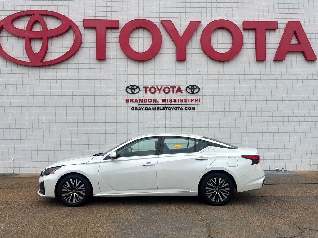 Used 2023 Nissan Altima 2.5 SV Sedan