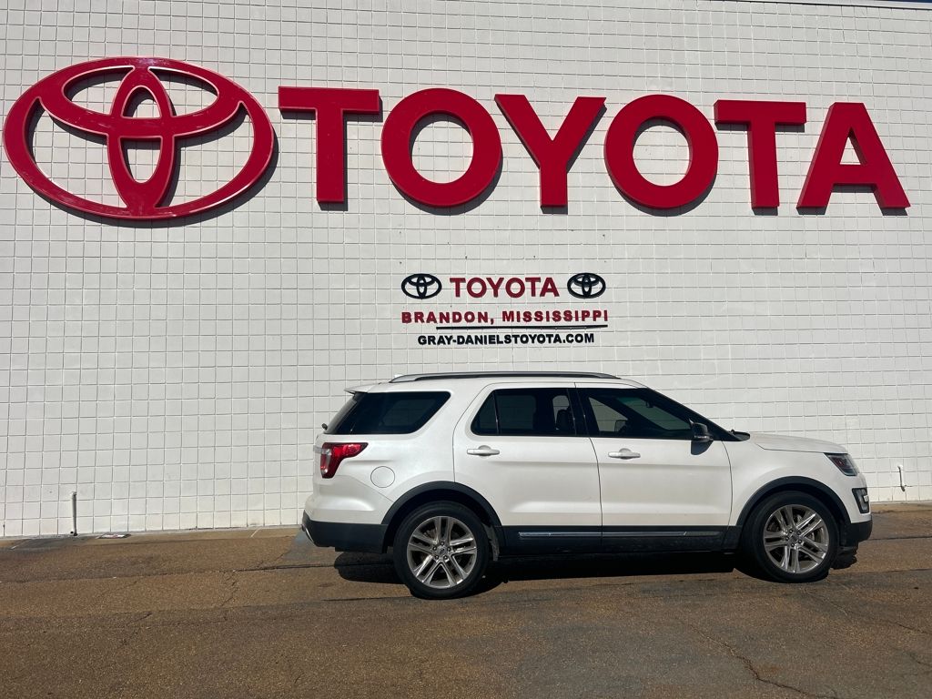 2017 Ford Explorer XLT photo 4