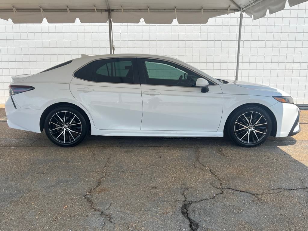 2021 Toyota Camry SE photo 3