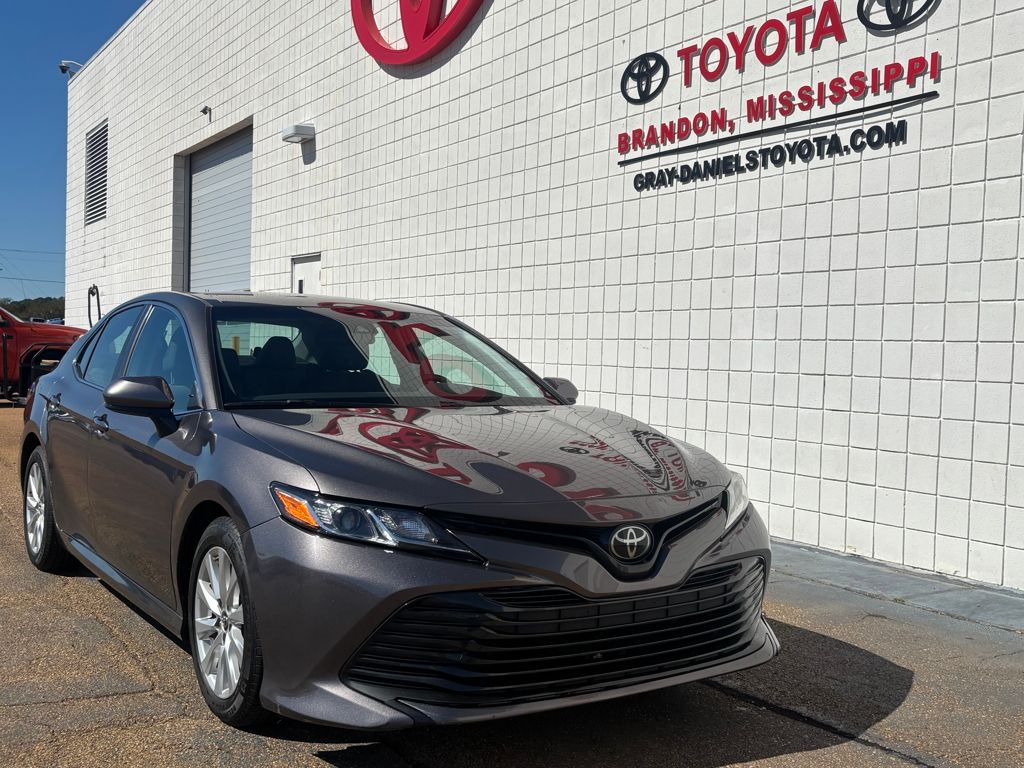 2018 Toyota Camry LE photo 3
