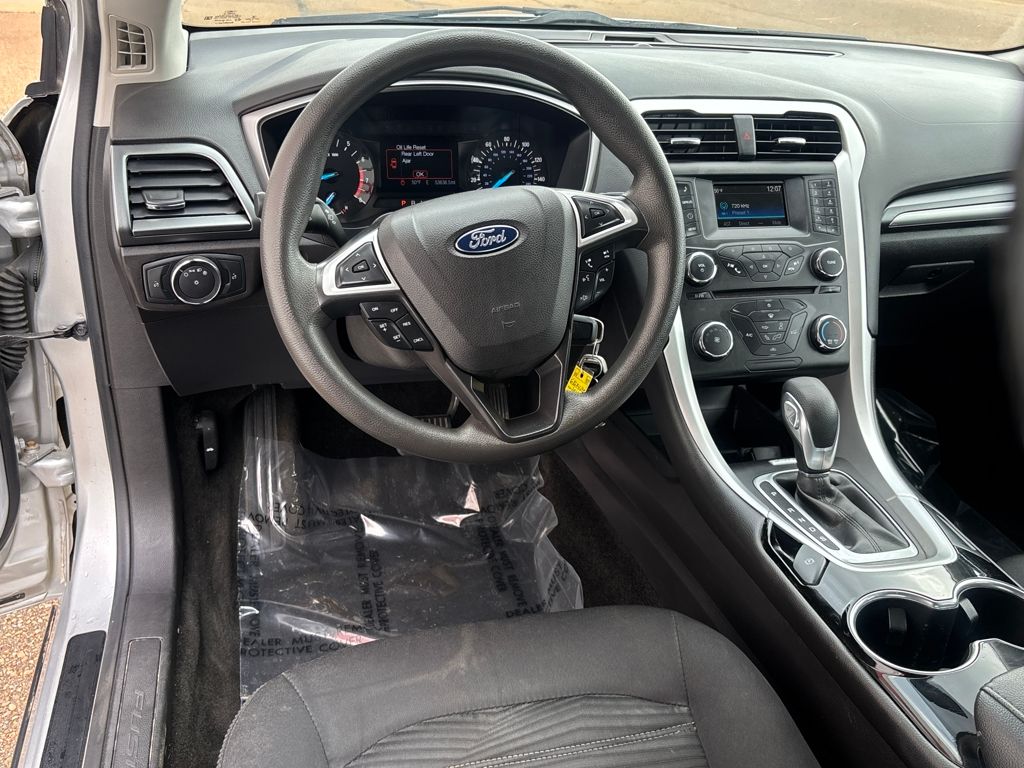 2016 Ford Fusion SE photo 2