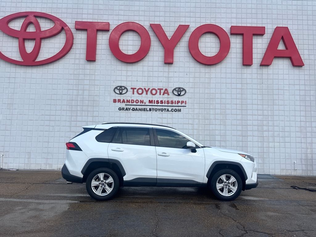 2019 Toyota RAV4 XLE photo 4