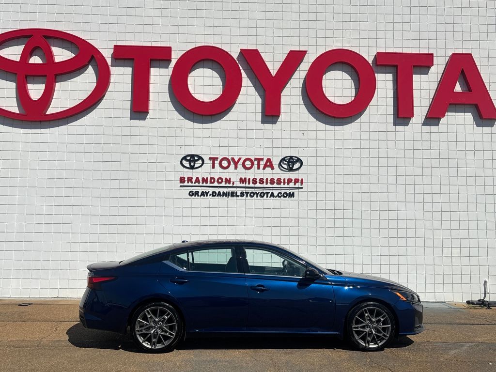 2023 Nissan Altima SR photo 4