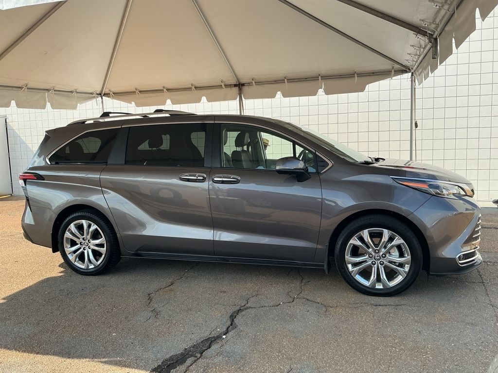 2024 Toyota Sienna Platinum photo 3