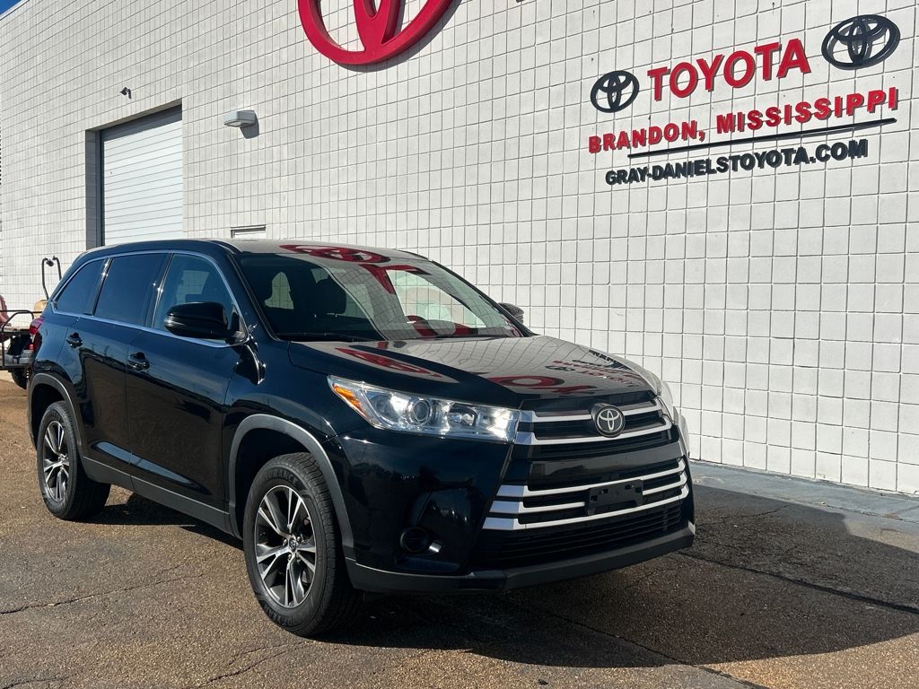 2019 Toyota Highlander LE photo 3