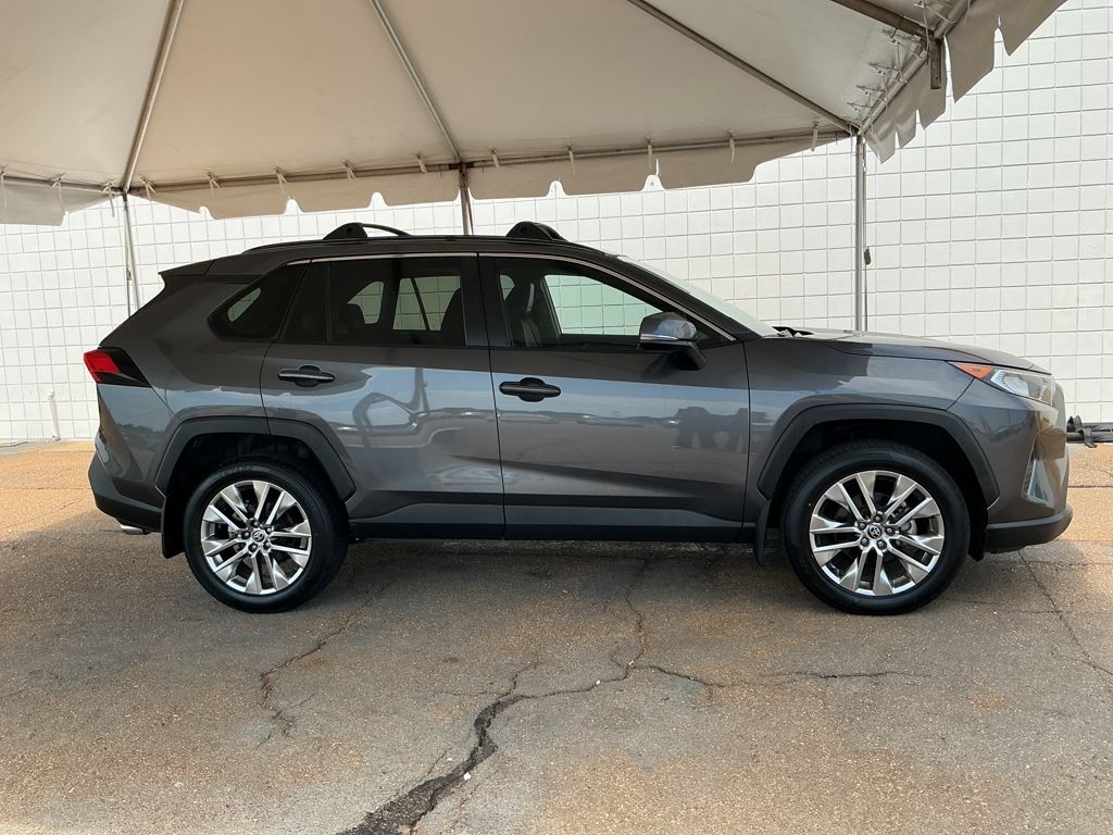 2021 Toyota RAV4 XLE Premium photo 3