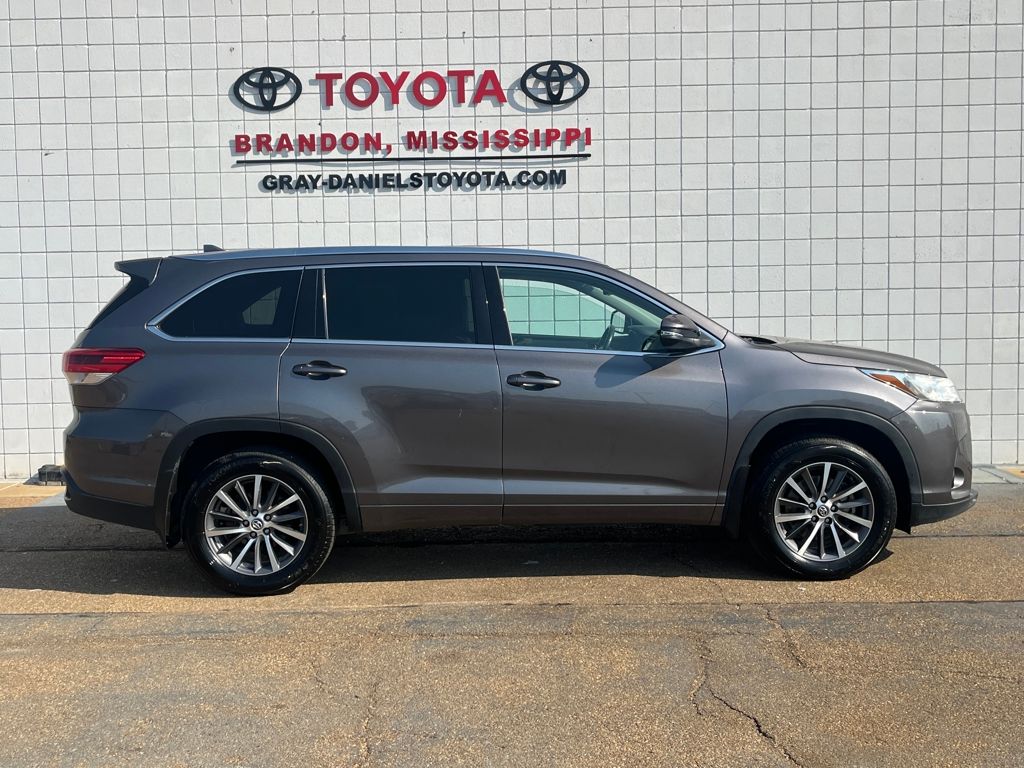 2017 Toyota Highlander XLE photo 2