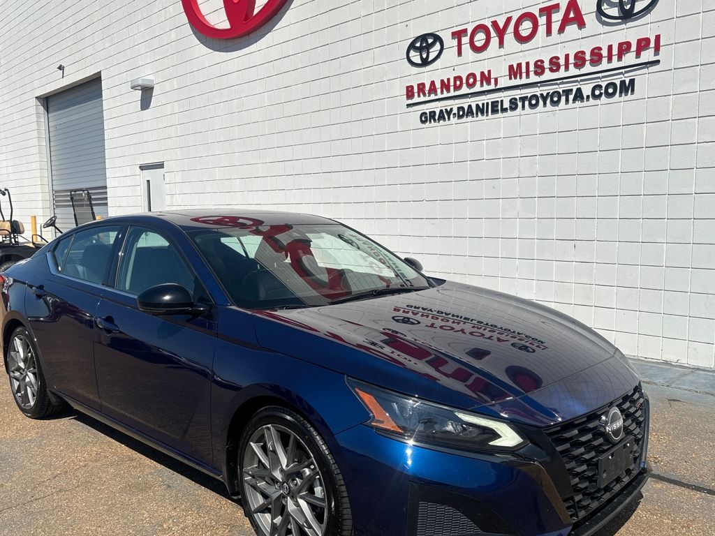 2023 Nissan Altima SR photo 3