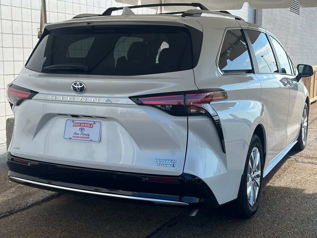 2024 Toyota Sienna Limited photo 3