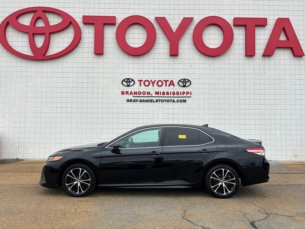 Used 2020 Toyota Camry SE Sedan