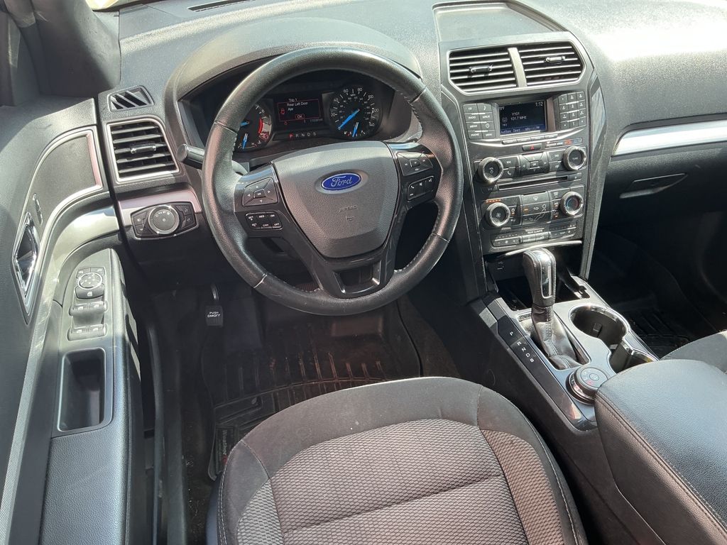 2017 Ford Explorer XLT photo 2