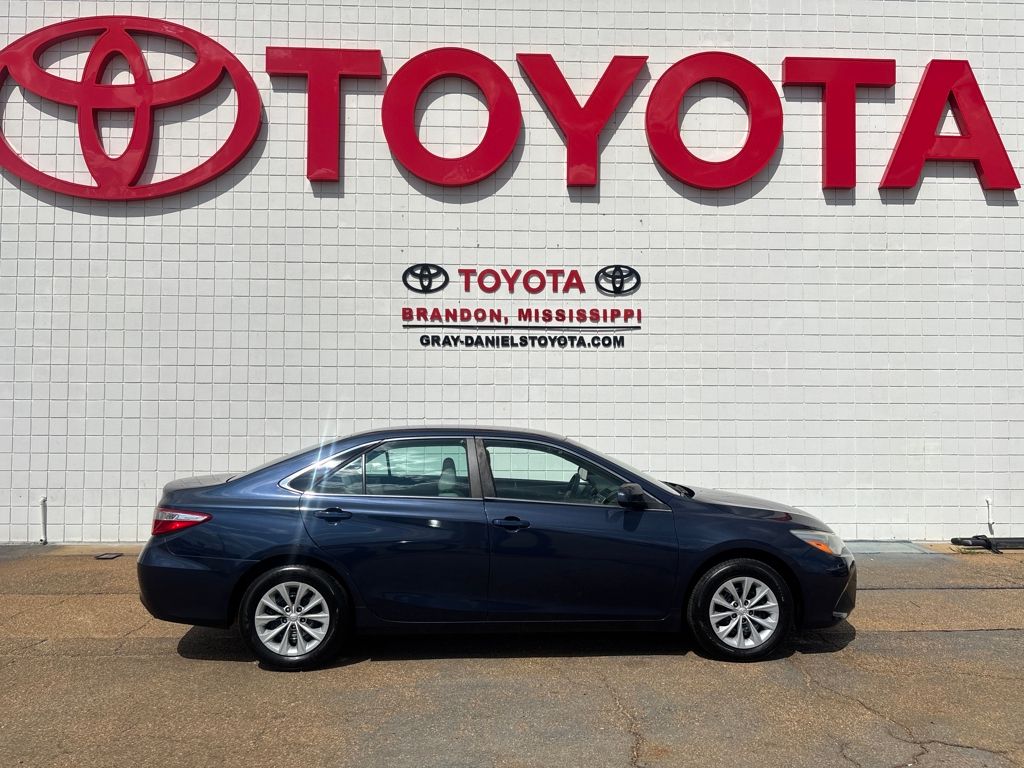 2017 Toyota Camry LE photo 4