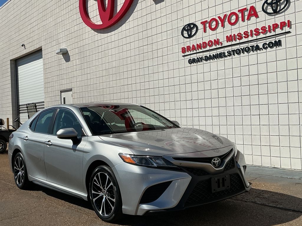 2019 Toyota Camry SE photo 3