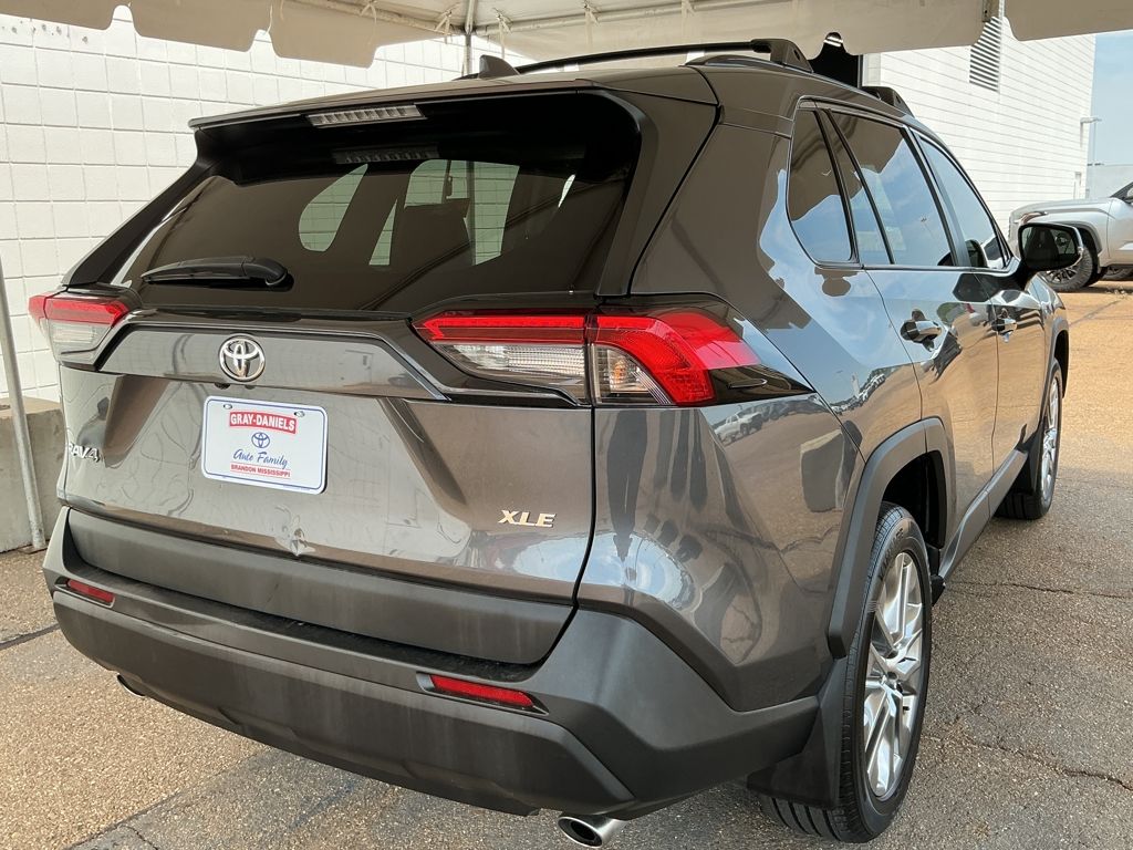 2021 Toyota RAV4 XLE Premium photo 4