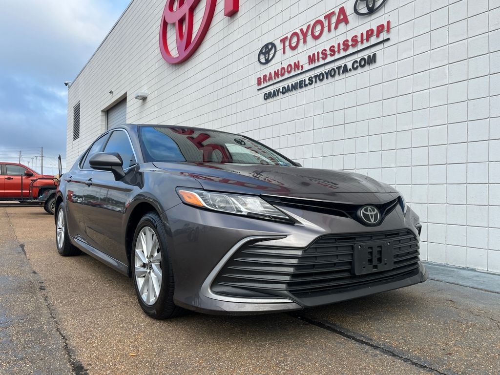2023 Toyota Camry LE photo 3