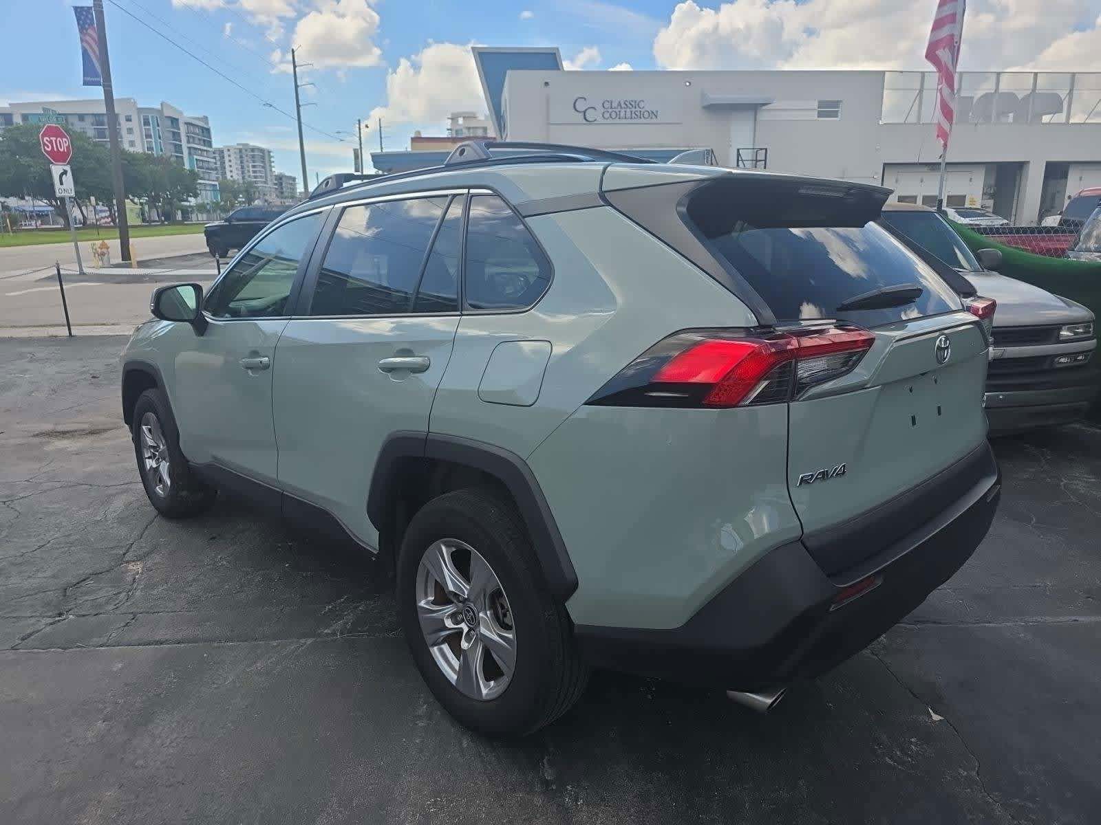 2022 Toyota RAV4 XLE photo 4