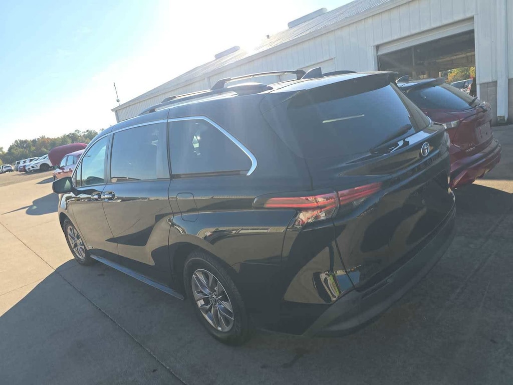 Used 2021 Toyota Sienna XLE Van