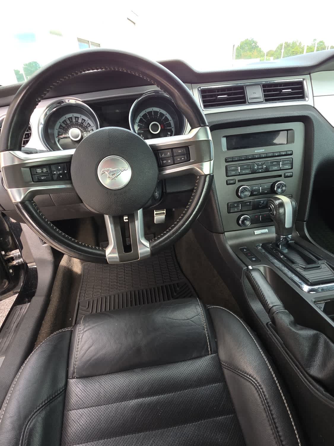 2013 Ford Mustang V6 Premium photo 2
