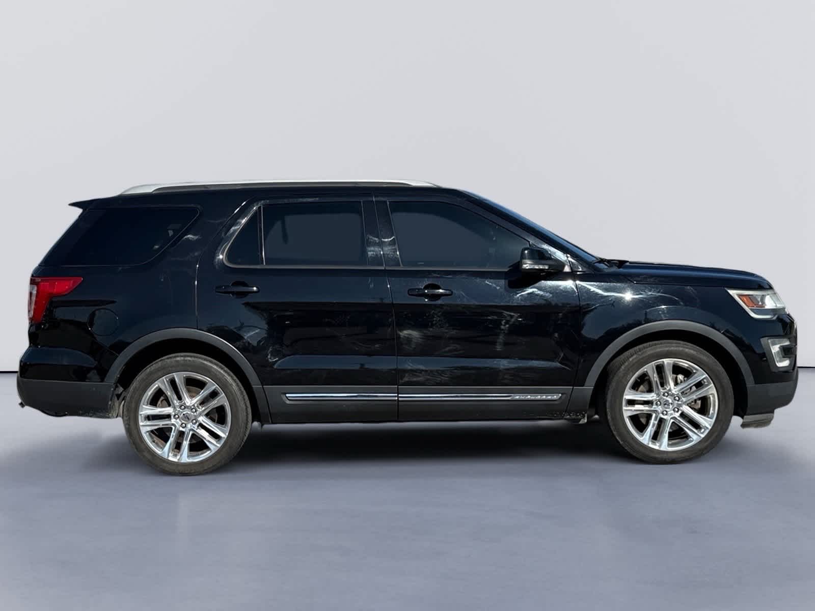 2016 Ford Explorer XLT photo 2