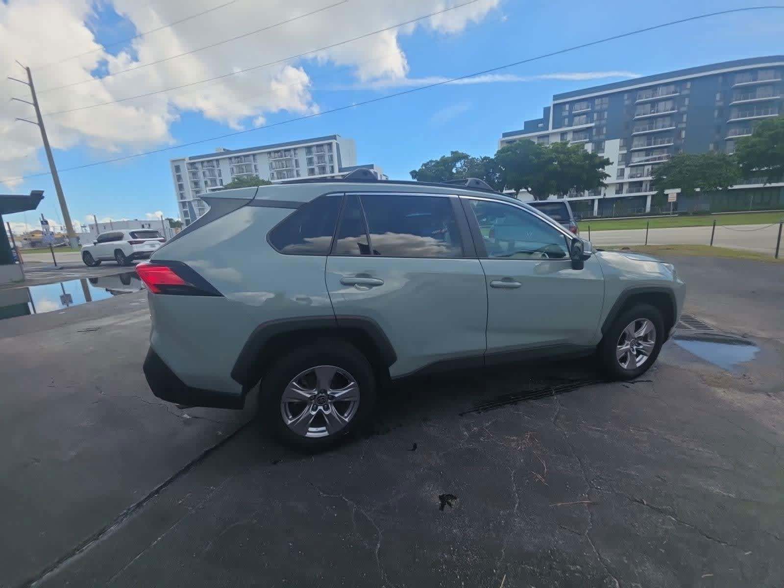 2022 Toyota RAV4 XLE photo 3
