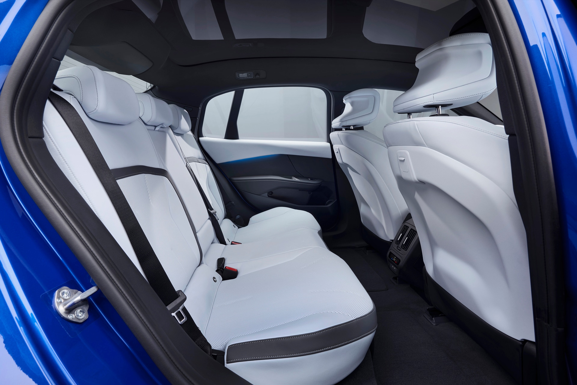 Interior and cargo space in the 2027 BMW i3