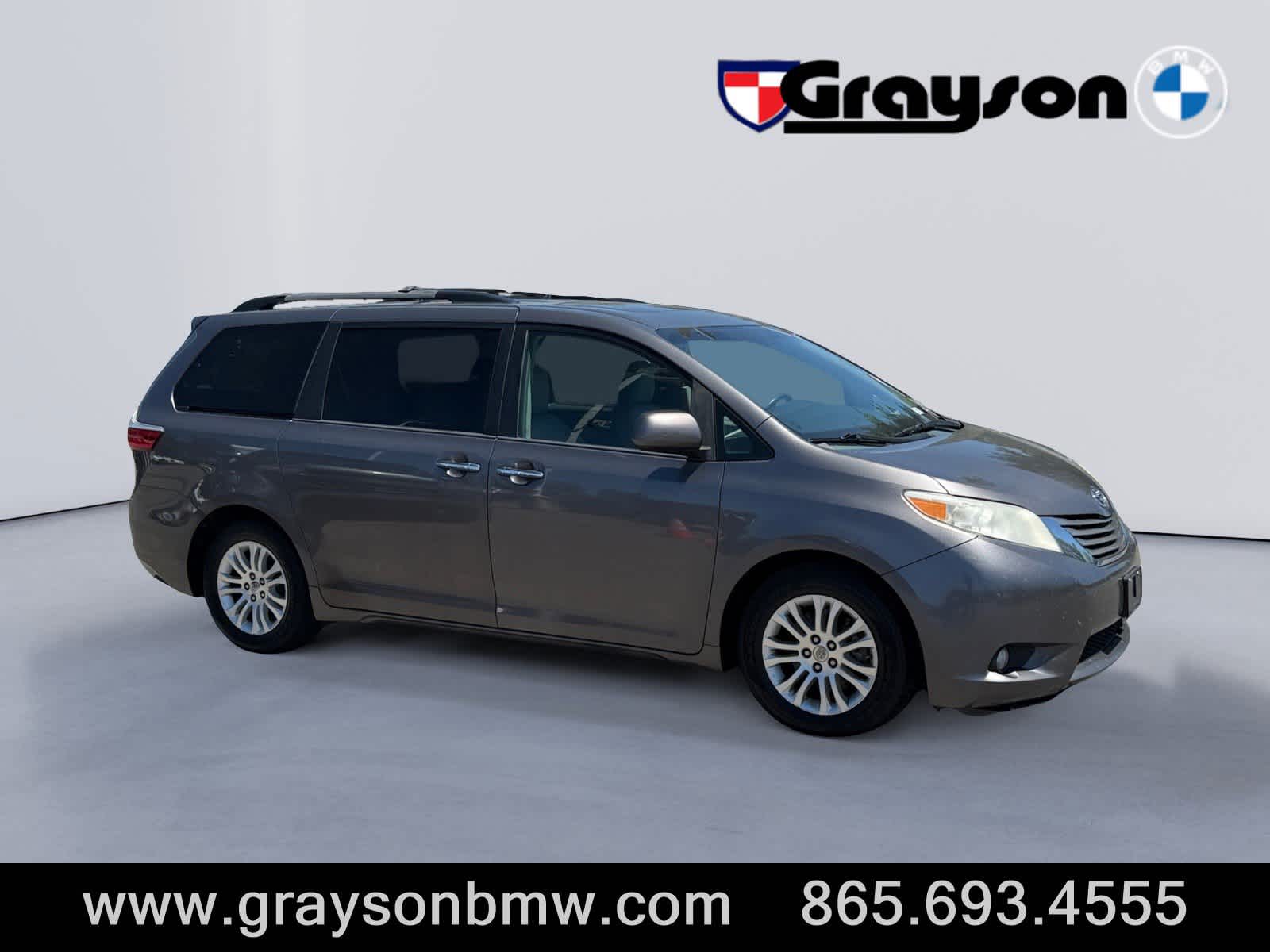 2015 Toyota Sienna XLE V6 7-Passenger Access Seat's photo