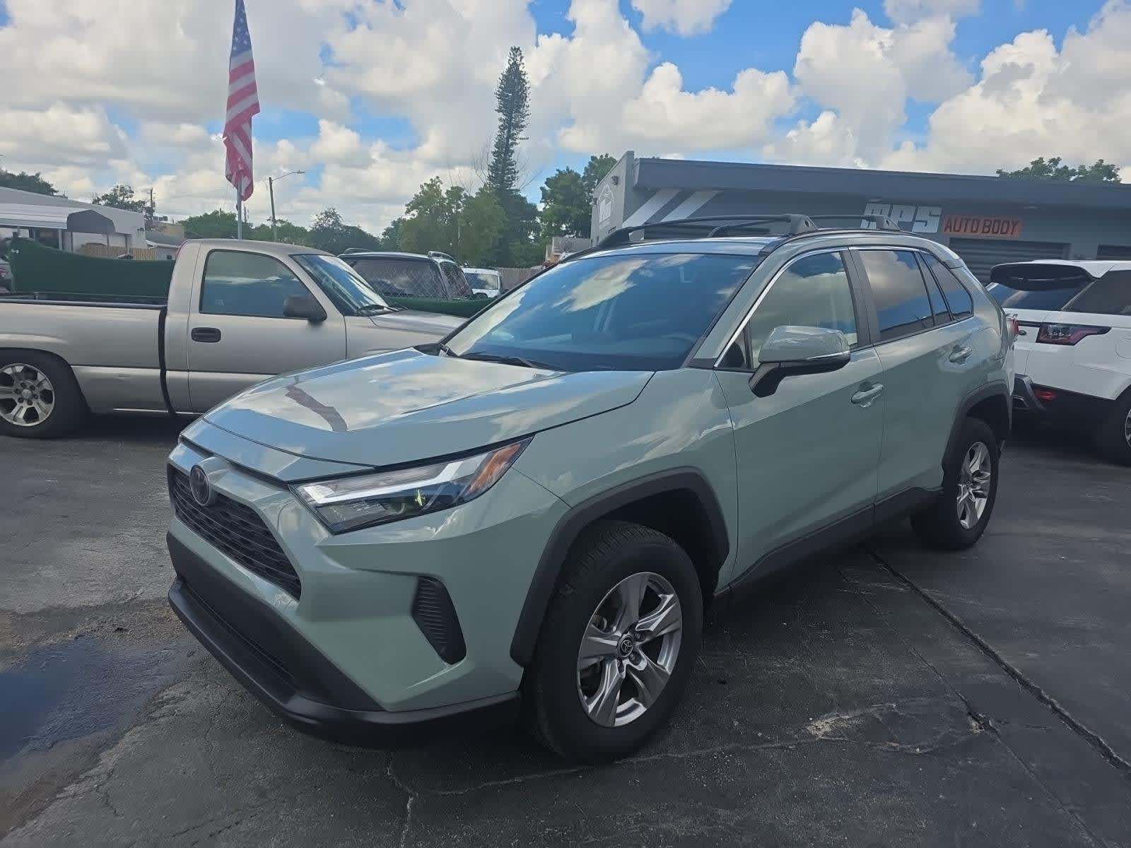 2022 Toyota RAV4 XLE photo 2