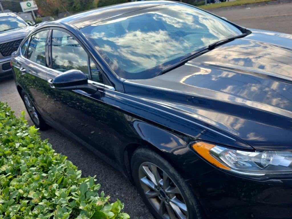 Used 2017 Ford Fusion SE Sedan