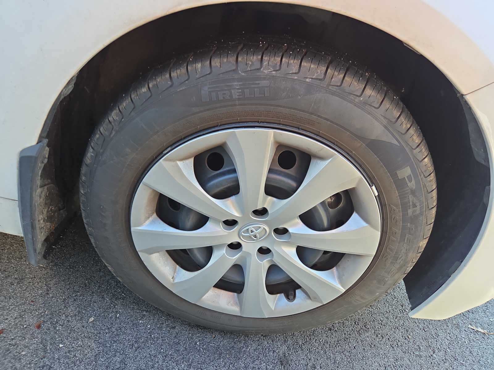 2024 Toyota Corolla LE photo 2