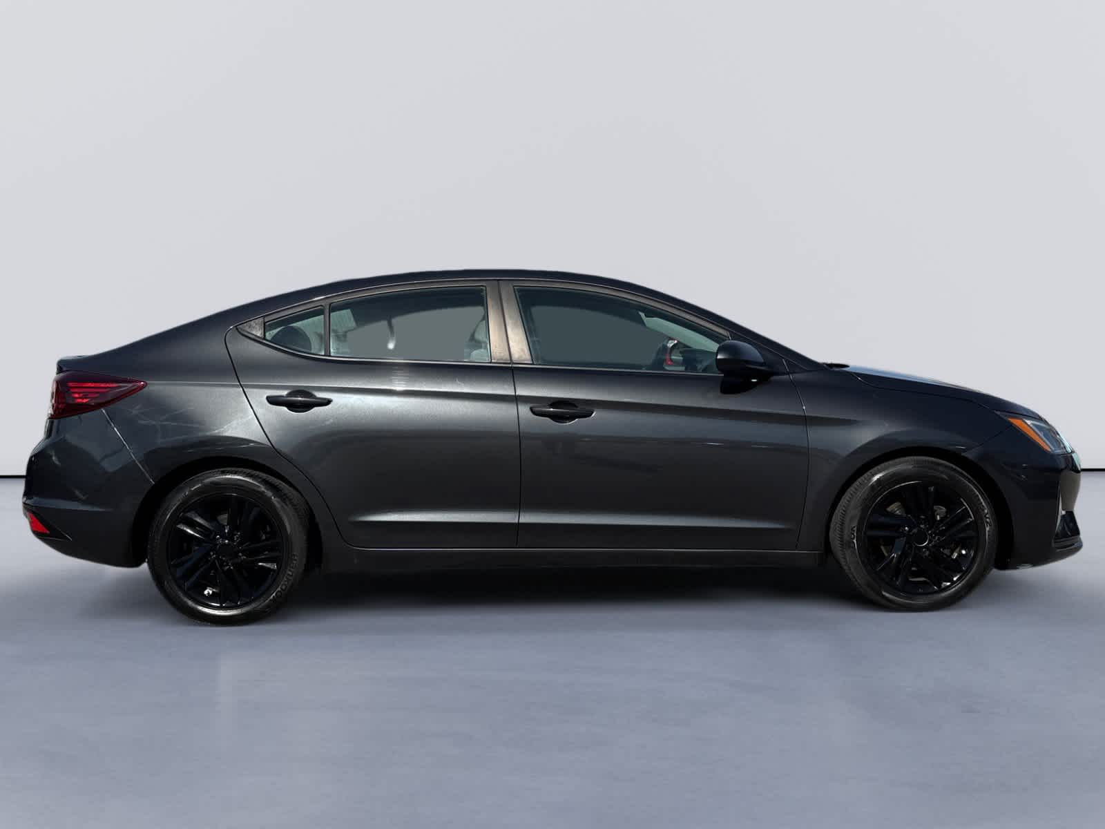 2020 Hyundai Elantra SEL photo 2