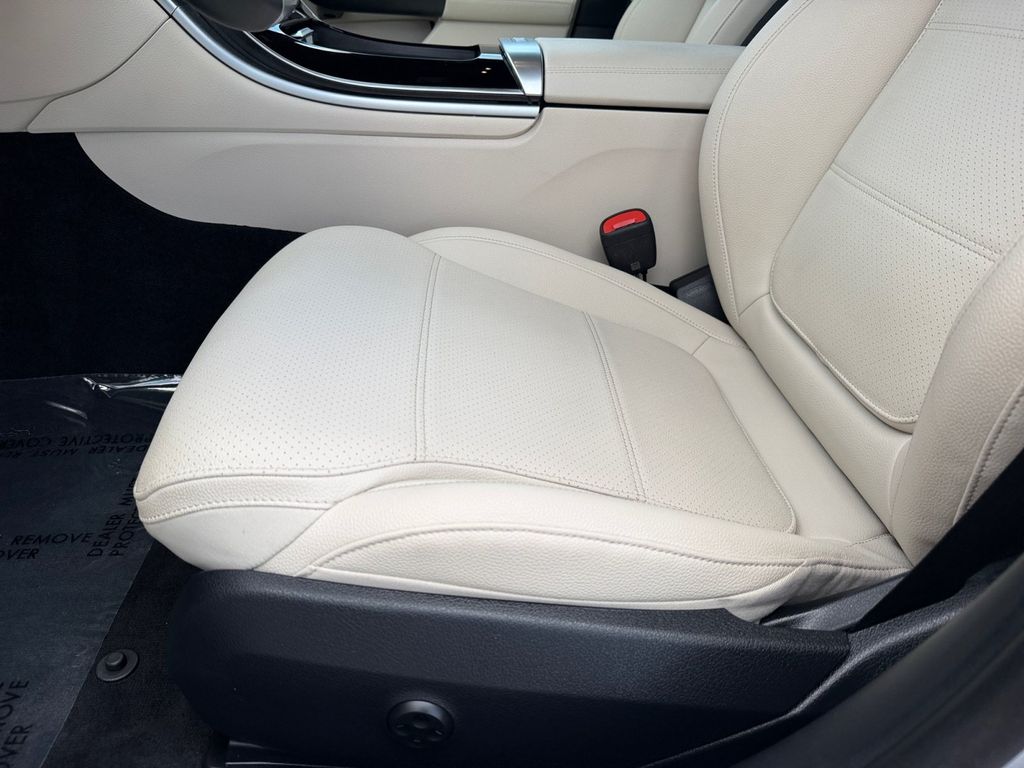 2025 Mercedes-Benz C-Class Sedan C 300 - Photo 11
