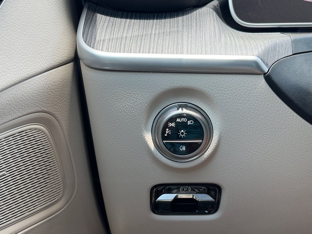 2025 Mercedes-Benz C-Class Sedan C 300 - Photo 21