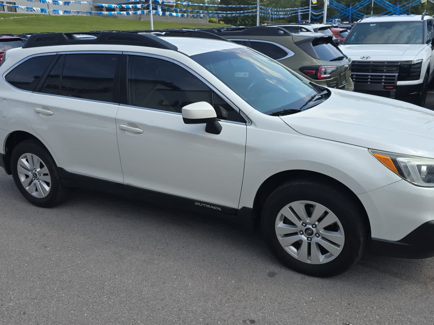 2017 Subaru Outback 2.5i Premium photo 2
