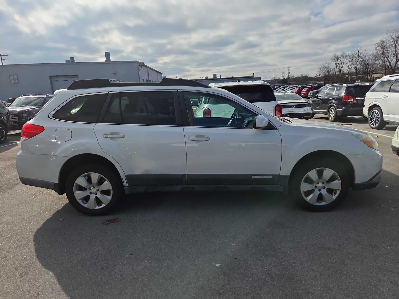 2011 Subaru Outback 2.5i Premium photo 3