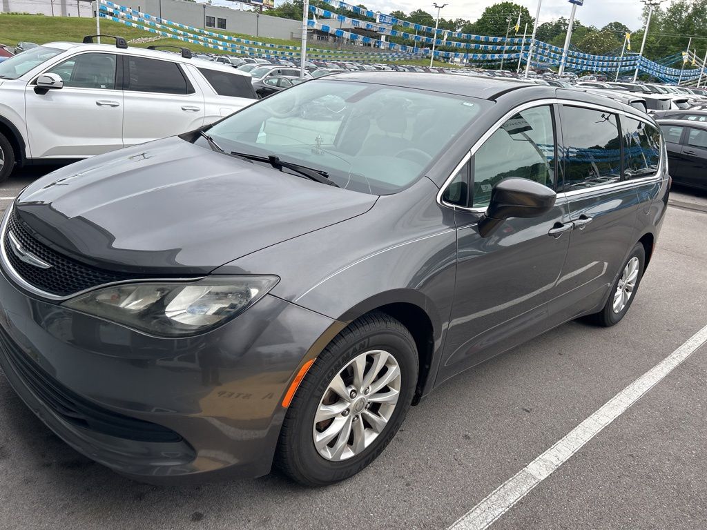 2017 Chrysler Pacifica Touring's photo