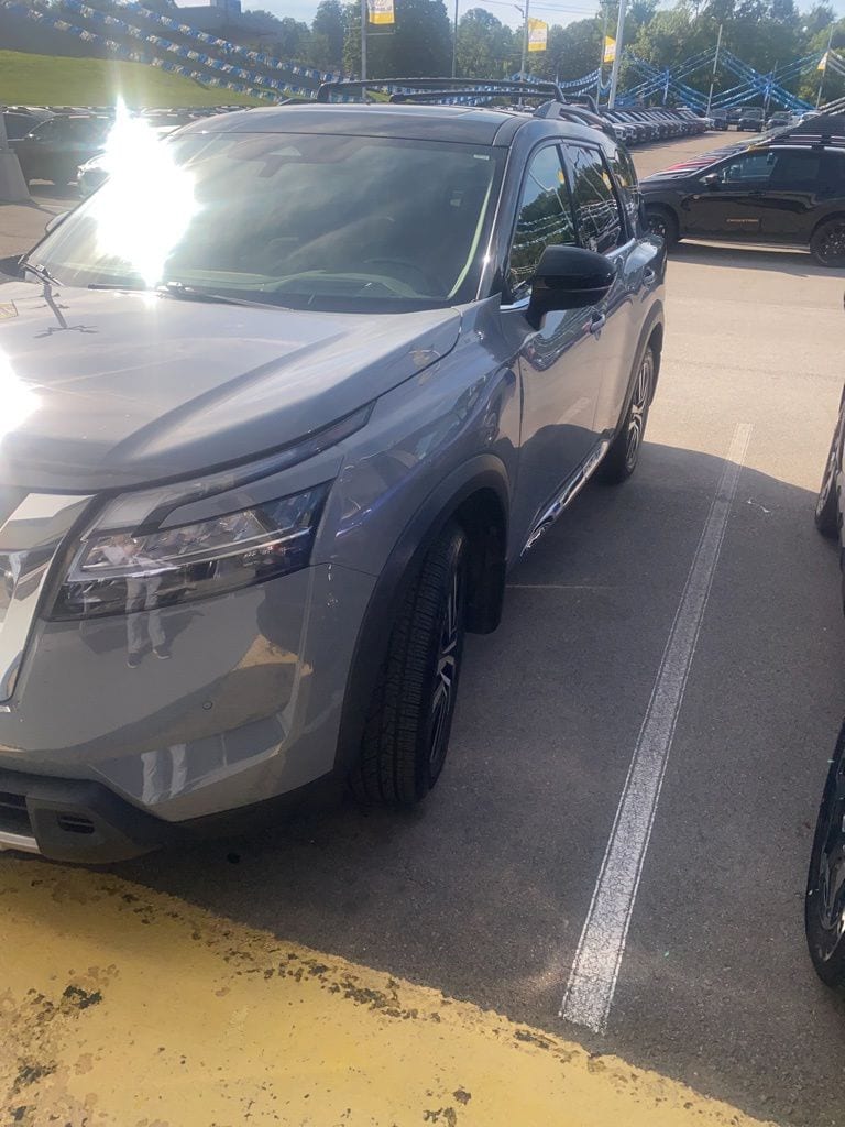2024 Nissan Pathfinder Platinum 4WD's photo
