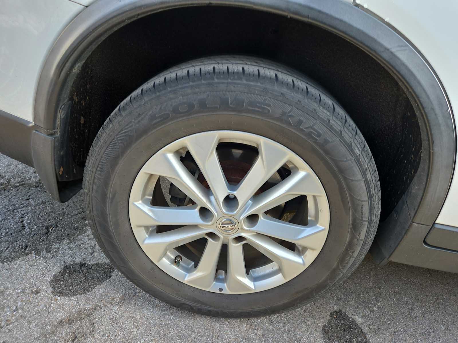 2016 Nissan Rogue SV photo 3